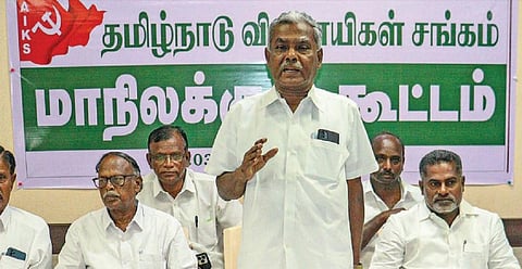 தஞ்சாவூரில் நேற்று நடைபெற்ற தமிழ்நாடு விவசாயிகள் சங்க மாநில பொதுக்குழுக் கூட்டத்தில் பேசிய மாநிலத் தலைவர் பெ.சண்முகம். உடன், அகில இந்திய இணைச் செயலாளர் டி.ரவீந்திரன், மாநில பொதுச் செயலாளர் சாமி.நடராஜன் உள்ளிட்டோர். படம்: ஆர்.வெங்கடேஷ