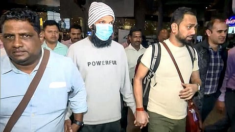 சீனாவில் பதுங்கி இருந்த மும்பை நிழல் உலக தாதாவை இந்தியா அழைத்து வந்த போலீஸ்: குற்றப்பிரிவு அதிகாரிகள் விசாரணை
