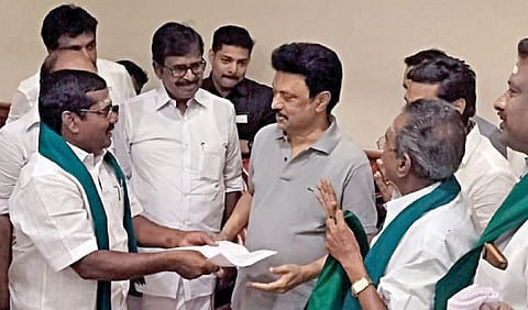 திமுக கூட்டணிக்கு ஆதரவு தெரிவித்து முதல்வர் மு.க.ஸ்டாலினிடம் நேற்று கடிதம் அளித்த 16 விவசாயிகள் சங்க கூட்டைமப்பினர்.