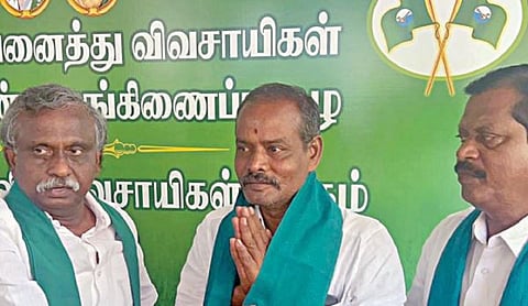 தஞ்சை தொகுதியில் தமிழ்நாடு காவிரி விவசாயிகள் சங்கம் சார்பில் போட்டியிட உள்ள வேட்பாளர் காவலூர் என்.செந்தில்குமார் நேற்று அறிமுகம் செய்துவைத்த சங்கத்தின் பொதுச்செயலாளர் பி.ஆர்.பாண்டியன்.