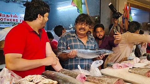 வேலூர் மீன் மார்க்கெட்டில் தேர்தல் பிரச்சாரம் மேற்கொண்ட நடிகர் மன்சூர் அலிகான்