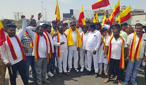 கர்நாடக மாநிலம் அத்திப்பள்ளியில் திமுக தேர்தல் அறிக்கையை கண்டித்து கன்னட அமைப்பை சேர்ந்த வாட்டாள் நாகராஜ்  ஆர்ப்பாட்டத்தில் ஈடுப்பட்டார்