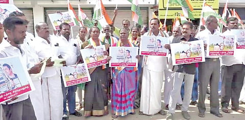 திருநெல்வேலி மாநகர காங்கிரஸ் அலுவலகம் அருகில் நடைபெற்ற ஆர்ப்பாட்டம். படம்: மு.லெட்சுமி அருண