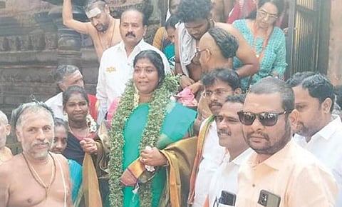 சிதம்பரம் நடராஜர் கோயிலில் தரிசனம் செய்த பாஜக வேட்பாளர் கார்த்தியாயினி.