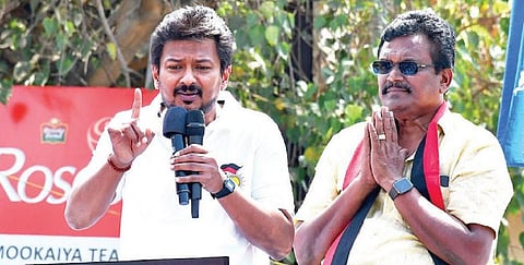 தேனியில் திமுக வேட்பாளர் தங்க. தமிழ்ச்செல்வனை ஆதரித்து பிரச்சாரத்தில் ஈடுபட்ட அமைச்சர் உதயநிதி. படம்: நா.தங்கரத்தினம