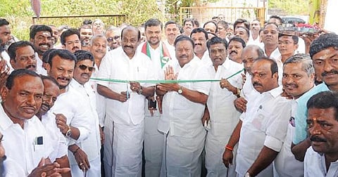 திண்டுக்கல்லில் அதிமுக கூட்டணி கட்சிகளின் தேர்தல் அலுவலகத்தை திறந்துவைத்த முன்னாள் அமைச்சர் நத்தம் ஆர்.விசுவநாதன். அருகில் வேட்பாளர் முகமது முபாரக், முன்னாள் அமைச்சர் திண்டுக்கல் சி.சீனிவாசன்.