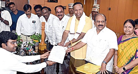 ஸ்ரீபெரும்புதூர் தொகுதியில் டி.ஆர்.பாலு (திமுக) தனது வேட்புமனுவை, செங்கை ஆட்சியர் அருண் ராஜிடம் நேற்று தாக்கல் செய்தார். உடன் அமைச்சர் தா.மோ .அன்பரசன் உள்ளிட்டோர். 
| படங்கள்: எம்.முத்துகணேஷ் |
