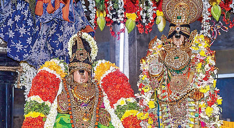 ஸ்ரீரங்கம் ரங்கநாதர் கோயிலில் நம்பெருமாள் – தாயார் சேர்த்தி சேவை:  படம்: ர.செல்வமுத்துகுமார்