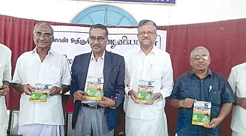தஞ்சாவூரில் நேற்று ‘நீர் மேலாண்மை அன்றும்-இன்றும்’ என்ற நூலை தமிழ்ப் பல்கலைக்கழக துணைவேந்தர் திருவள்ளுவன் வெளியிட, அதைப் பெற்று கொண்ட தஞ்சாவூர் அரண்மனை தேவஸ்தான பரம்பரை அறங்காவலர் பாபாஜி ராஜா போன்ஸ்லே உள்ளிட்டோர்.