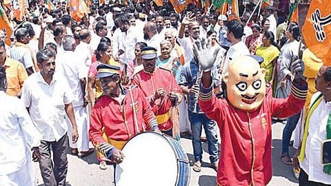மக்களவை தேர்தலையொட்டி, வேட்புமனு தாக்கல் களைகட்டியுள்ளது. மதுரையில் வேட்புமனு தாக்கல் செய்வதற்காக காந்தி அருங்காட்சியகம் அருகே நேற்று ஊர்வலமாக சென்ற பாஜகவினர்.படம்: எஸ்.கிருஷ்ணமூர்த்தி