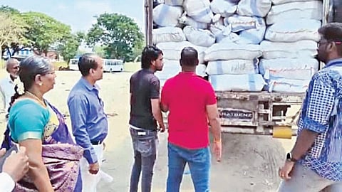 கோடிக்கணக்கில் பணம் அடுக்கி வைக்கப்பட்டுள்ளதாக கிடைத்த தகவலின் அடிப்படையில் ஹரியாணாவில் இருந்து வந்த கன்டெய்னரை சென்னை வில்லிவாக்கத்தில் தடுத்து நிறுத்திய பறக்கும் படையினர், அதில் உள்ள மூட்டைகளை பார்வையிடுகின்றனர்.