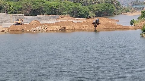 பவானியாற்றின் குறுக்கே அமைக்கப்பட்டுள்ள மண் திட்டு