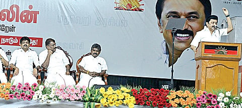 தூத்துக்குடி மாவட்டம் எட்டயபுரம் அருகேயுள்ள சிந்தலக்கரையில் நேற்று நடைபெற்ற திமுக பொதுக்கூட்டத்தில் பேசினார் முதல்வர் மு.க.ஸ்டாலின். உடன், தமிழக அமைச்சர்கள் மற்றும் தூத்துக்குடி தொகுதி திமுக வேட்பாளர் கனிமொழி உள்ளிட்டோர். படம்: என்.ராஜேஷ்