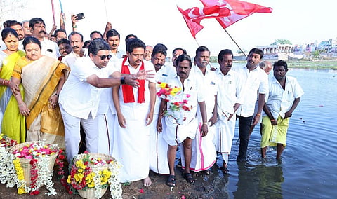வைகை ஆற்றை வணங்கி தேர்தல் பிரச்சாரத்தை தொடங்கும் மார்க்சிஸ்ட் கம்யூனிஸ்ட் வேட்பாளரும், எம்பியுமான சு.வெங்கடேசன், அமைச்சர் பழனிவேல் தியாகராஜன், மேயர் இந்திராணி மற்றும் கூட்டணி கட்சியினர்.