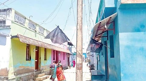 திருவேட்டநல்லூரில் வீடுகளில் கருப்பு கொடி ஏற்றியுள்ளனர்.