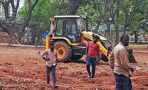 மதுரை மாநகராட்சி சுற்றுச்சூழல் பூங்காவை சீரமைக்கும் பணியில்  ஈடுபட்டுள்ள தொழிலாளர்கள். படம்: எஸ்.கிருஷ்ணமூர்த்தி