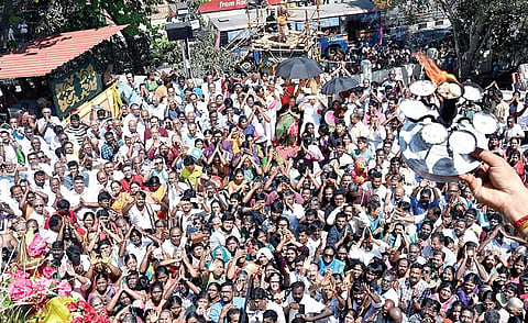 `வடசபரி' என்று அழைக்கப்படும் சென்னை ராஜா அண்ணாமலைபுரம் ஐயப்ப சுவாமி கோயிலில் நேற்று நடைபெற்ற மகா கும்பாபிஷேக நிகழ்வில் திரளான பக்தர்கள் பங்கேற்று சுவாமி தரிசனம் செய்தனர். 

|படங்கள்: எஸ்.சத்தியசீலன்|