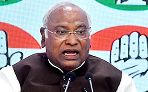 தேசப் பாதுகாப்பை பலவீனமாக்கும் ‘அக்னி வீரர்’ திட்டத்தை காங். நிறுத்தும்: கார்கே வாக்குறுதி