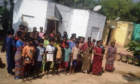 ஜெகதேவி அருகே மயான பிரச்சனைக்கு தீர்வு காண வலியுறுத்தி, இருளர் இன மக்கள் வீடுகளில் கருப்புக் கொடி ஏற்றி தேர்தல் புறக்கணிப்பு போராட்டத்தில் ஈடுபட்டனர்.