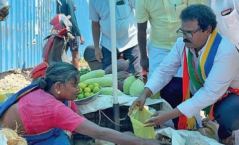 கடலூர் மஞ்சக்குப்பம் மார்க்கெட் பகுதியில் வாக்கு சேகரிப்பில் ஈடுபட்ட பாமக வேட்பாளர் தங்கர்பச்சான், அங்கு பெண் வியாபாரியிடம் மணிலா வாங்கினார்.