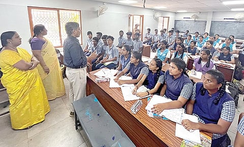 செங்கல்பட்டு மாவட்டத்தில் அரசுப் பள்ளிகளில் பயிலும் மாணவர்கள், ‘நீட்' தேர்வு எழுத பயிற்சி முகாம் தொடங்கப்பட்டுள்ளது. பல்லாவரம் மறைமலை அடிகள் பள்ளியில் ‘நீட்' தேர்வு பயிற்சி முகாமில் ஆர்வத்துடன் பங்கேற்ற மாணவர்கள்.படம்: எம்.முத்துகணேஷ்