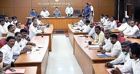 மக்களவைத் தேர்தலில் வடசென்னை தொகுதியில் போட்டியிடுவதற்காக வேட்பு மனு தாக்கல் செய்தவர்களின் மனுக்கள் ராயபுரம் மண்டல அலுவலகத்தில் நேற்று பரிசீலனை செய்யப்பட்டது. இதில் திமுக, அதிமுக மற்றும் சுயேச்சை வேட்பாளர்கள் பங்கேற்றனர் . 
| படம்: எஸ்.சத்தியசீலன் |