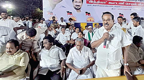 ஈரோட்டில் நடந்த திமுக வேட்பாளர் அறிமுகக் கூட்டத்தில், கட்சிக் கரையுடன் கூடிய வேட்டி கட்டாமல் பங்கேற்ற  கணேசமூர்த்தி. (கோப்பு படம்)