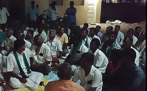 கரூர் | பாசன வாய்க்காலில் தண்ணீர் திறக்கக் கோரி விவசாயிகள் காத்திருப்பு போராட்டம்