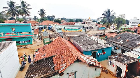 ஓசூர் பாகலூர் அருகே கர்நாடக மாநில எல்லையில் உள்ள பி.தட்டனபள்ளி கிராம குடியிருப்புகள்.