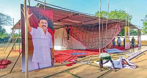 தஞ்சாவூர் கலைஞர் அறிவாலயம் எதிரே அமைக்கப்பட்டிருந்த தேர்தல் பணிமனையை நேற்று அகற்றிய தொழிலாளர்கள். படம்: ஆர்.வெங்கடேஷ்