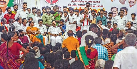 திருச்சி காந்தி மார்க்கெட் பகுதியில் நேற்று நடைபெற்ற அதிமுக திருச்சி கிழக்கு சட்டப்பேரவைத் தொகுதி  செயல் வீரர்கள் கூட்டத்தில் வேட்பாளர் ப.கருப்பையாவை அறிமுகம் செய்து பேசிய முன்னாள் அமைச்சர் சி.விஜயபாஸ்கர். படம்: ர.செல்வமுத்துகுமார