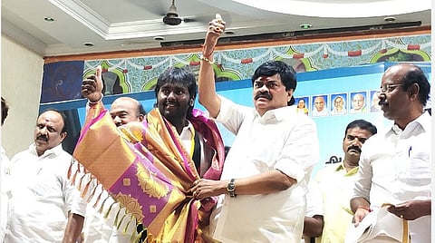“துளசி வாசம் மாறினாலும் தவசி புள்ள...” - சினிமா வசனம் பேசி விஜய பிரபாகரன் வாக்கு சேகரிப்பு