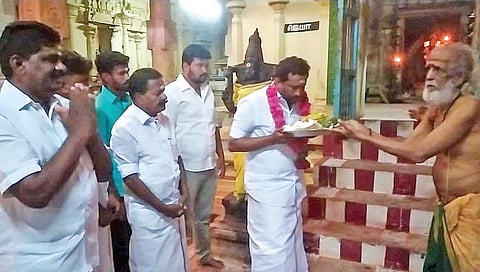 சோழபுரம் அறம்வளர்த்த நாயகி அம்மன் கோயிலில் சாமி கும்பிட்ட சிவகங்கை அதிமுக வேட்பாளர் சேவியர்தாஸ். உடன் மாவட்டச் செயலாளர் செந்தில்நா தன் எம்எல்ஏ, முன்னாள் அமைச்சர் ஜி.பாஸ்கரன்.