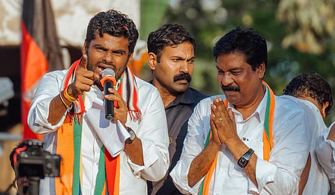 வடசென்னை பாஜக வேட்பாளர் பால்கனராஜை ஆதரித்து, மாநில தலைவர் அண்ணாமலை திருவொற்றியூர் தேரடி சந்திப்பு அருகில் நேற்று பிரச்சாரம் செய்தார்.படம்: ம.பிரபு