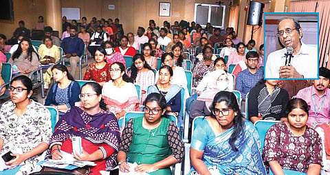 கருவில் உள்ள சிசு பரிசோதனை உள்ளிட்ட மகப்பேறு மருத்துவம் குறித்து சென்னை தரமணி விஎச்எஸ் மருத்துவமனையில் தொடர் மருத்துவக் கல்வி நிகழ்ச்சி நடைபெற்றது.இதில் பங்கேற்ற அரசு மருத்துவர்கள். (உள்படம்) நிகழ்ச்சியில் உரையாற்றும் விஎச்எஸ் மருத்துவமனை கவுரவ செயலாளர் மற்றும் கருப்பை சிசு மருத்துவம் மற்றும் ஆராய்ச்சி அறக்கட்டளை நிர்வாக அறங்காவலர் மருத்துவர் எஸ்.சுரேஷ்.