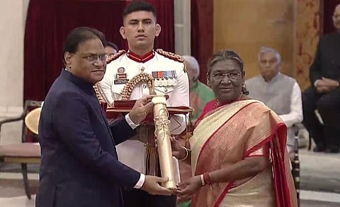பி.வி. நரசிம்ம ராவுக்கான பாரத் ரத்னா விருதை அவரது மகன் பி.வி. பிரபாகர் ராவ் பெற்றுக்கொண்ட காட்சி