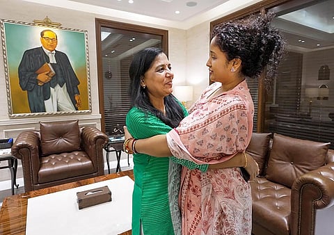 அரவிந்த் கேஜ்ரிவாலின் மனைவியுடன் ஹேமந்த் சோரனின் மனைவி சந்திப்பு