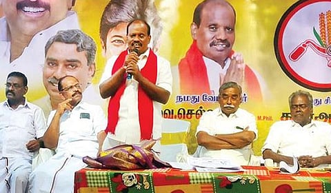 திருவாரூர் மாவட்டம் புதுக்குடியில் நடைபெற்ற இண்டியா கூட்டணி செயல்வீரர்கள் கூட்டத்தில் நாட்டுப்புற பாடல் பாடிய நாகை இந்திய கம்யூனிஸ்ட் வேட்பாளர் வை.செல்வராஜ். உடன் எம்.பி. எம்.செல்வராஜ், எம்எல்ஏ பூண்டி கே.கலைவாணன் உள்ளிட்டோர்.