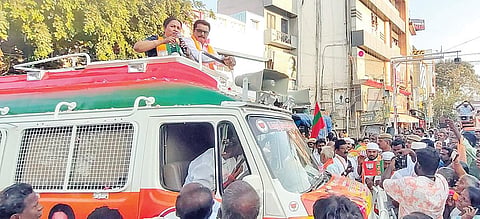 விருதுநகரில் பிரச்சாரத்தில் ஈடுபட்ட பாஜக வேட்பாளர் ராதிகா.