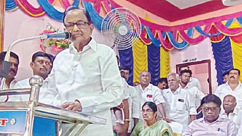 காரைக்குடி அருகேயுள்ள கல்லலில் நடைபெற்ற இண்டியா கூட்டணி நிர்வாகிகள் ஆலோசனைக் கூட்டத்தில் பேசிய முன்னாள் மத்திய அமைச்சர் ப.சிதம்பரம்.