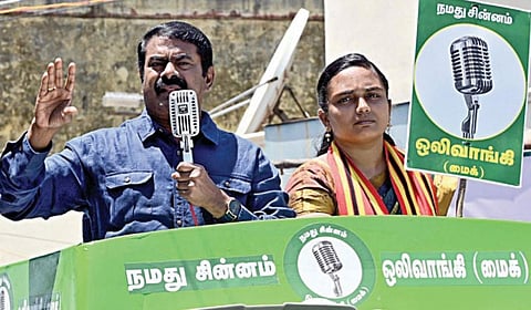 தூத்துக்குடி திரேஸ்புரத்தில் நாம் தமிழர் கட்சி வேட்பாளர் ரொவினா ரூஸ்ஜேனை ஆதரித்து, அக்கட்சியின் தலைமை ஒருங்கிணைப்பாளர் சீமான்  பிரச்சாரம் மேற்கொண்டார். படம்: என்.ராஜேஷ்.