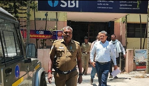 ஓசூரில்  கிரஷர் உரிமையாளர் வீட்டில் கைப்பற்றப்பட்ட பணம், நகைகளை  வருமானவரித்துறையினர் வங்கிக்கு கொண்டுச் சென்றனர்