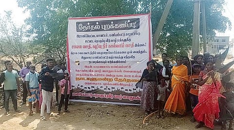 ராணிப்பேட்டை அடுத்த மணியம்பட்டு கிராமத்தில் தொகுப்பு வீடுகள் பகுதியில் அடிப்படை வசதிகள் செய்து தராததை கண்டித்து மக்களவை தேர்தலை புறக்கணிப்பதாக பேனர் வைத்துள்ள பொதுமக்கள்.