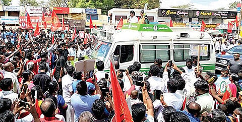 சிவகங்கை அரண்மனை வாசலில் நாம் தமிழர் கட்சி வேட்பாளர் எழிலரசியை ஆதரித்து பிரச்சாரம் செய்த அக்கட்சி ஒருங்கிணைப்பாளர் சீமான்.