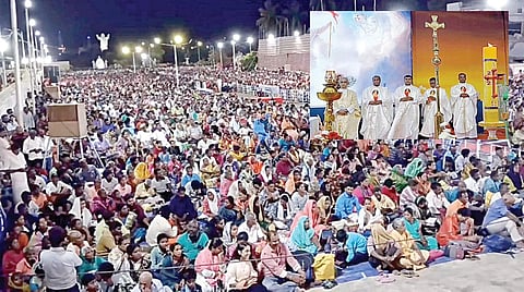 வேளாங்கண்ணி புனித ஆரோக்கிய மாதா பேராலயத்தில் நேற்று முன்தினம் இரவு நடைபெற்ற ஈஸ்டர் திருநாள் சிறப்பு பிரார்த்தனையில் பங்கேற்றோர். (உள்படம்) சிறப்பு திருப்பலி நடத்திய பேராலய பங்குத் தந்தையர்.