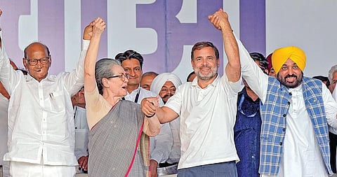 டெல்லி முதல்வர் கேஜ்ரிவால் கைது செய்யப்பட்டதை கண்டித்து இண்டியா கூட்டணி சார்பில் டெல்லியில் நேற்று நடந்த பொதுக்கூட்டத்தில் காங்கிரஸ் தலைவர் மல்லிகார்ஜுன கார்கே, முன்னாள் தலைவர் சோனியா காந்தி, ராகுல் காந்தி, சரத் பவார், பகவந்த் மான், பரூக் அப்துல்லா உள்ளிட்டோர் பங்கேற்றனர்.
படம்: பிடிஐ