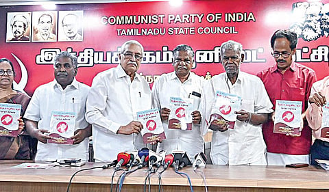 இந்திய கம்யூனிஸ்ட் கட்சியின் தேர்தல் அறிக்கை சென்னையில்  நேற்று வெளியிடப்பட்டது. இதில் மூத்த தலைவர் நல்லகண்ணு, தேசிய குழு உறுப்பினர் வெங்கடாசலம், மாநிலச் செயலாளர் இரா.முத்தரசன் உள்ளிட்டோர் பங்கேற்றனர். | படம்: எஸ்.சத்தியசீலன் |
