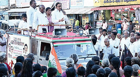 பள்ளத்தூரில் கார்த்தி சிதம்பரத்தை ஆதரித்து பேசினார் முன்னாள் மத்திய அமைச்சர் ப.சிதம்பரம்.