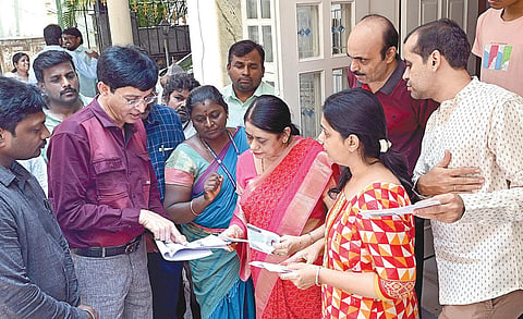 மக்களவைத் தேர்தலை முன்னிட்டு, வாக்காளர்களுக்கு வீடுவீடாகச் சென்று பூத் சிலிப் வழங்கும் பணியை சென்னை மாவட்ட தேர்தல் அதிகாரி ஜெ.ராதாகிருஷ்ணன் வேப்பேரியில் நேற்று தொடங்கி வைத்து பார்வையிட்டார். படம்: எஸ்.சத்தியசீலன்