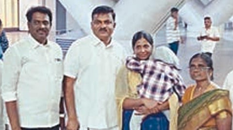 அமெரிக்காவில் முறைகேடாக தத்து கொடுக்கப்பட்ட குழந்தை, அவனது பாட்டி மற்றும் சித்தியின் நீண்ட சட்டப் போராட்டத்துக்குப் பிறகு நேற்று சென்னை அழைத்து வரப்பட்டான்.  விமான நிலையத்தில் அவர்களை வரவேற்கும் தமிழக அரசின் அயலக தமிழர் நல வாரியத்தின் தலைவர் கார்த்திகேய சிவசேனாதிபதி மற்றும் உறவினர்கள்.